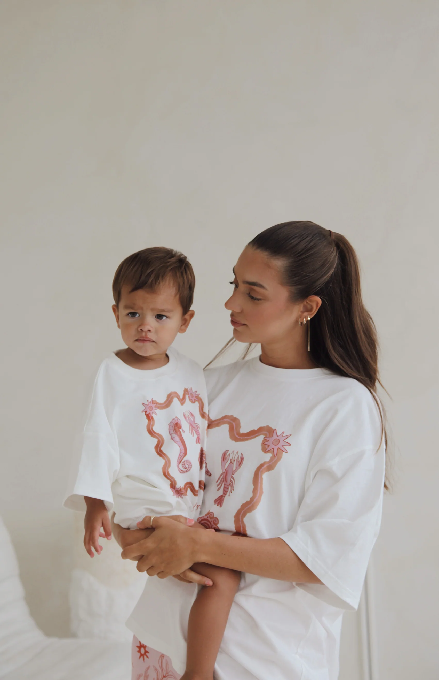 SEA SHELLS TEE - MAMA PINK/RED - Image 2